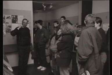 Museumsleiter Brebeck mit Schülergruppe in der Ausstellung „Wewelsburg 1933 – 1945. Kult- und Terrorstätte der SS“  ©Archiv Kreismuseum Wewelsburg
